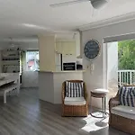 Cosy Central Burleigh Getaway